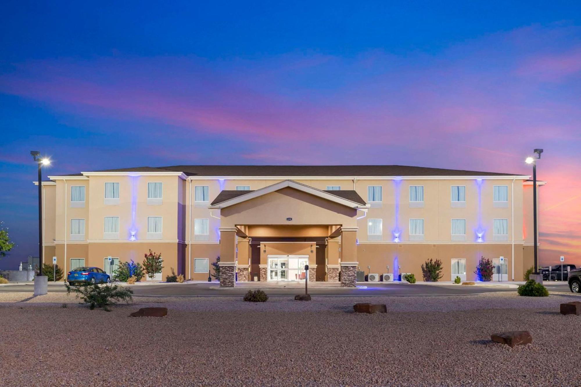 Quality Inn & Suites Carlsbad Caverns Area Экстерьер фото