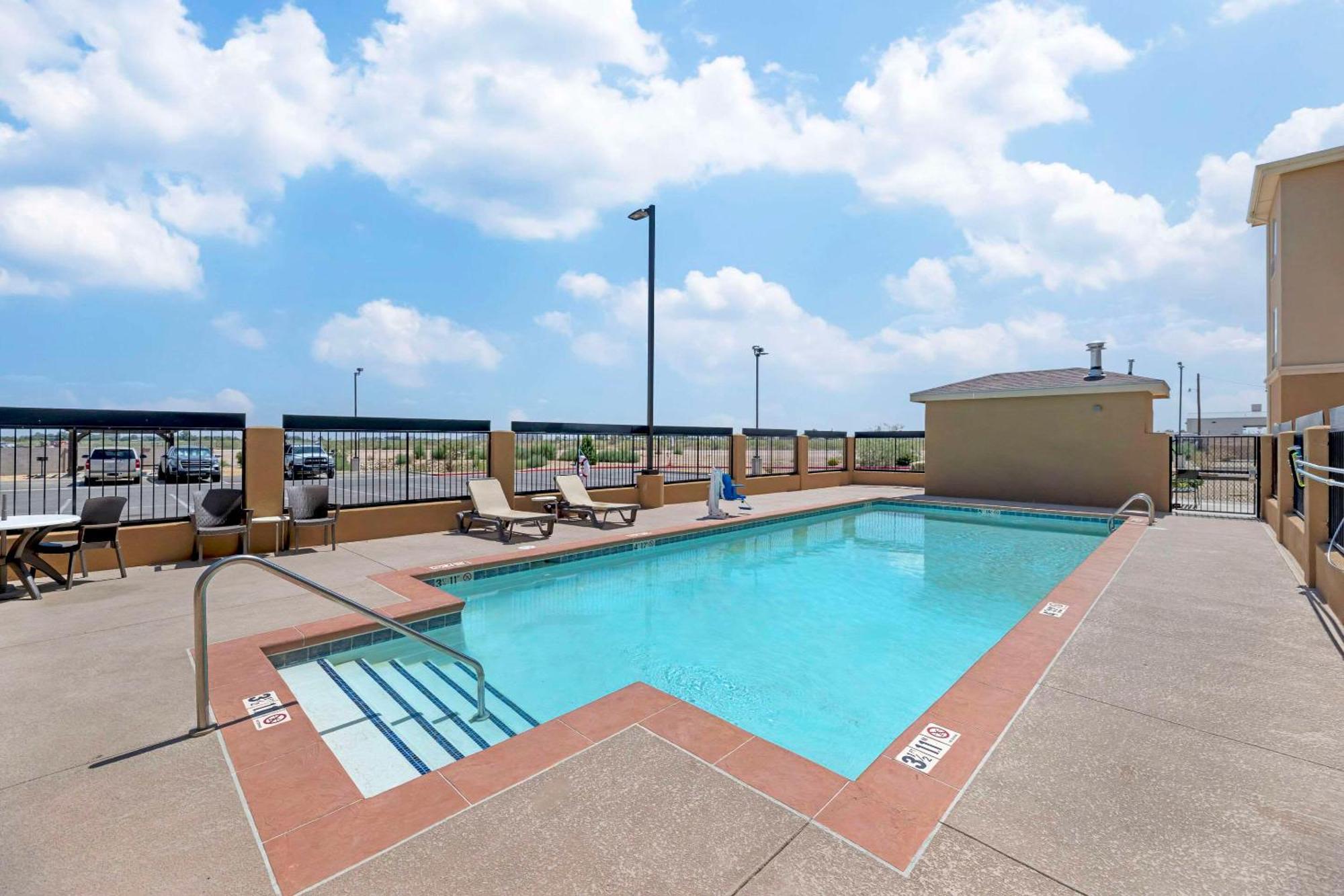 Quality Inn & Suites Carlsbad Caverns Area Экстерьер фото