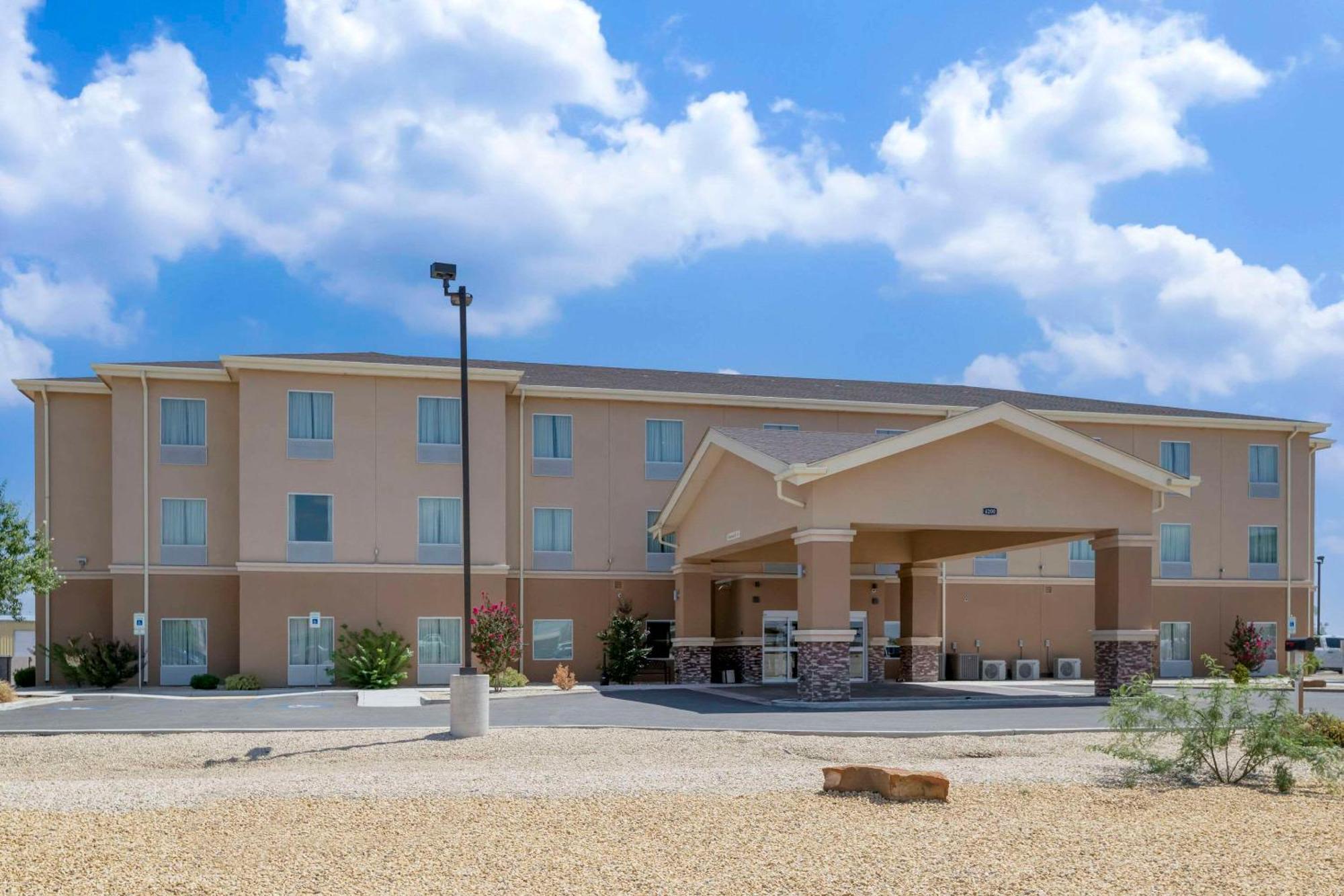 Quality Inn & Suites Carlsbad Caverns Area Экстерьер фото